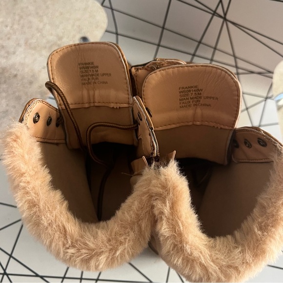 Women's Fur-Lined Lace-Up Boots Size 7.5 Brown, tan - Picture 6 of 7
